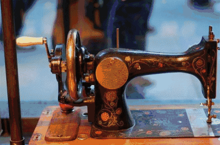 江南城發(fā)拾荒小分隊——木條凳、陶瓷缸、縫紉機、自行車，還有用了幾十年的紅木箱