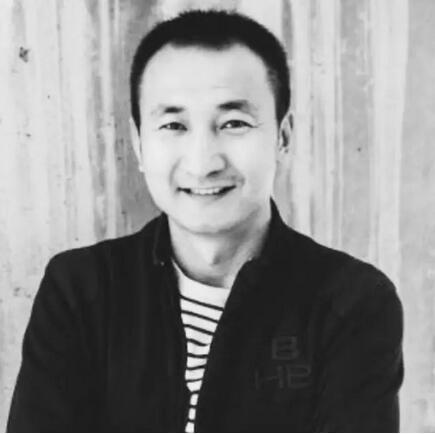 劉軍 中央美術(shù)學(xué)院藝術(shù)管理碩士、澳大利亞國立大學(xué)創(chuàng)新工商管理碩士、北京國際設(shè)計(jì)周藝術(shù)社區(qū)聯(lián)盟發(fā)起人和執(zhí)行委員會主任、藝術(shù)介入聯(lián)合創(chuàng)始人、全國九大重點(diǎn)美院千里之行“踐行”藝術(shù)計(jì)劃發(fā)起人、藝術(shù)北京博覽會“ART PARK”公共藝術(shù)板塊聯(lián)合發(fā)起人運(yùn)營總監(jiān)。專注公共藝術(shù)項(xiàng)目的開發(fā)管理。