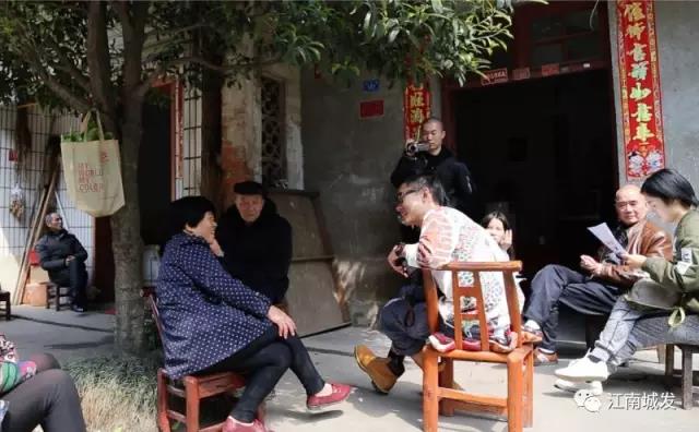 △ 趙明——“這次創(chuàng)作強(qiáng)調(diào)在地性、紀(jì)念性與參與性。我們針對(duì)問(wèn)卷，以外來(lái)人的身份，來(lái)介入、想象生活在此地的居民，他們發(fā)生的故事和曾經(jīng)的生活狀態(tài)?！? data-=