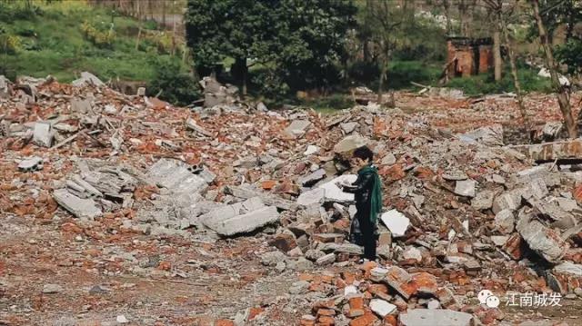 △ 趙明——“這次創(chuàng)作強(qiáng)調(diào)在地性、紀(jì)念性與參與性。我們針對(duì)問(wèn)卷，以外來(lái)人的身份，來(lái)介入、想象生活在此地的居民，他們發(fā)生的故事和曾經(jīng)的生活狀態(tài)?！? data-=