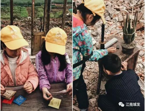 △ 學(xué)生仔細(xì)端詳已經(jīng)不再使用的各種紙質(zhì)老證件 △ 觀展學(xué)生對(duì)播放的聲音場(chǎng)特別好奇，蹲下認(rèn)真?zhèn)榷鷥A聽(tīng)